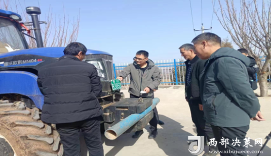 男孩站在卡車(chē)旁邊

低可信度描述已自動(dòng)生成