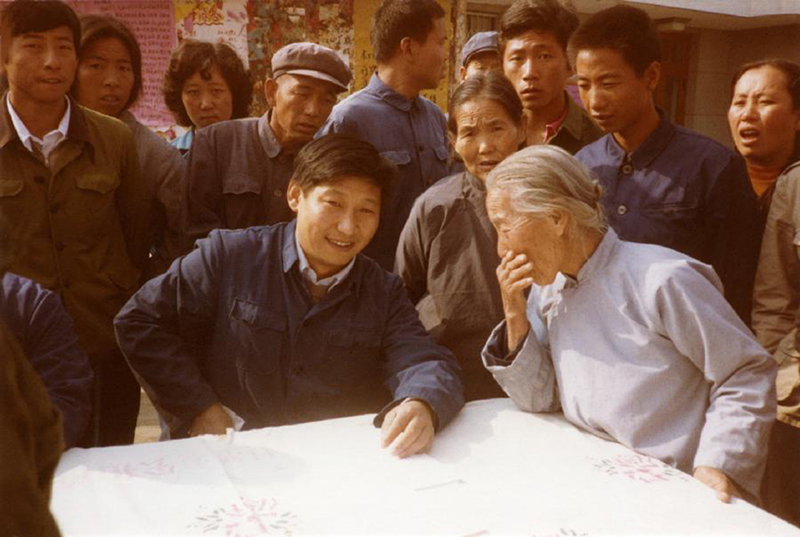 1983年，時任河北正定縣委書記的習近平（前排居中），臨時在大街上擺桌子聽取老百姓意見。