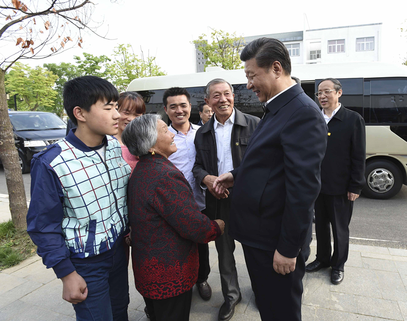 2016年4月25日，習(xí)近平在安徽省滁州市鳳陽(yáng)縣小崗村看望當(dāng)年大包干帶頭人嚴(yán)金昌（右三）一家。