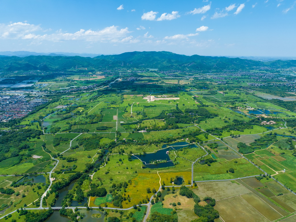 2024年7月4日拍攝的杭州良渚古城遺址公園全景（無人機(jī)照片）。新華社記者 江漢 攝