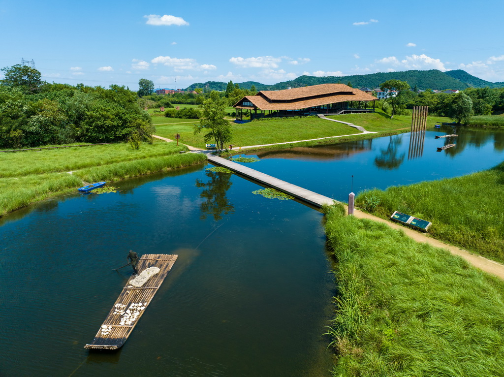 2024年7月4日拍攝的杭州良渚古城遺址公園南城墻遺址展示點(diǎn)（無人機(jī)照片）。新華社記者 江漢 攝