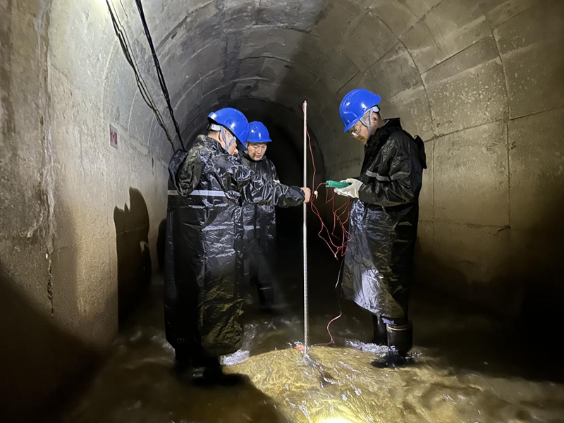 6月23日暴雨過后，工作人員對輸水隧洞流速進(jìn)行檢測。王鵬攝