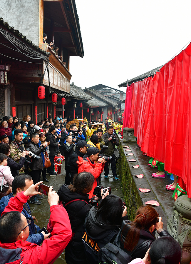 資料圖：“亮花鞋”民俗活動(dòng)。張曉東攝