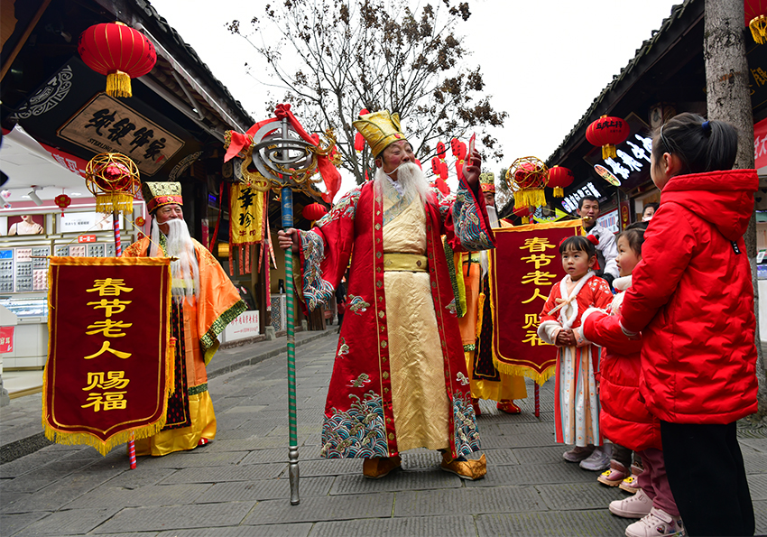 資料圖：“春節(jié)老人”賜福。張曉東攝