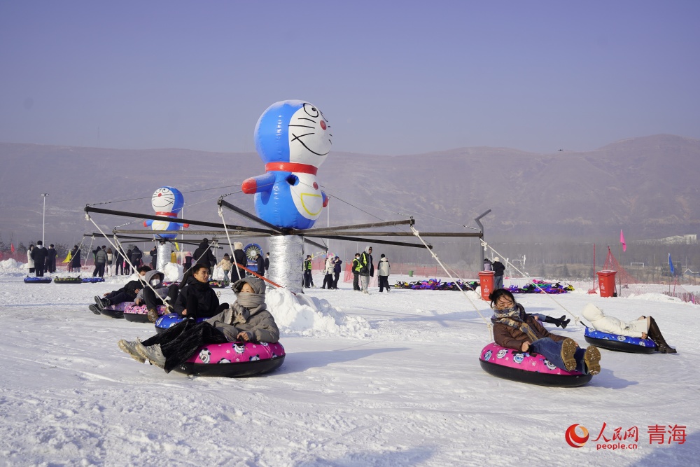 市民暢玩冰雪項(xiàng)目。人民網(wǎng) 陳明菊攝