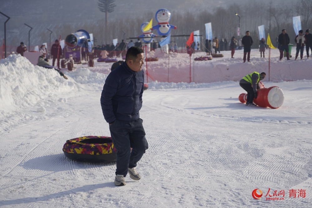 市民暢玩冰雪項(xiàng)目。人民網(wǎng) 陳明菊攝