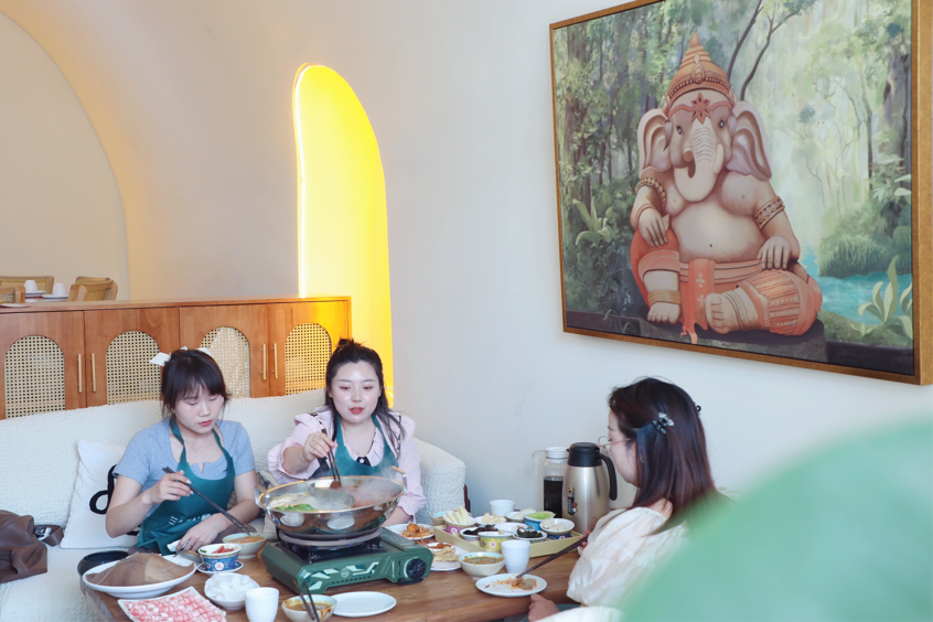 青云鎮(zhèn)尤家灣村“蘭若坊?柿子樹下”內(nèi)，三兩好友圍坐，共品窯洞火鍋 田苗攝.png