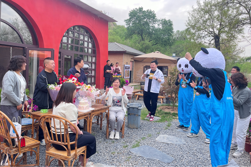 青云鎮(zhèn)尤家灣村“尚樸?拾光草堂”內(nèi)熱鬧不已，眾人愜意聚餐 田苗攝.png