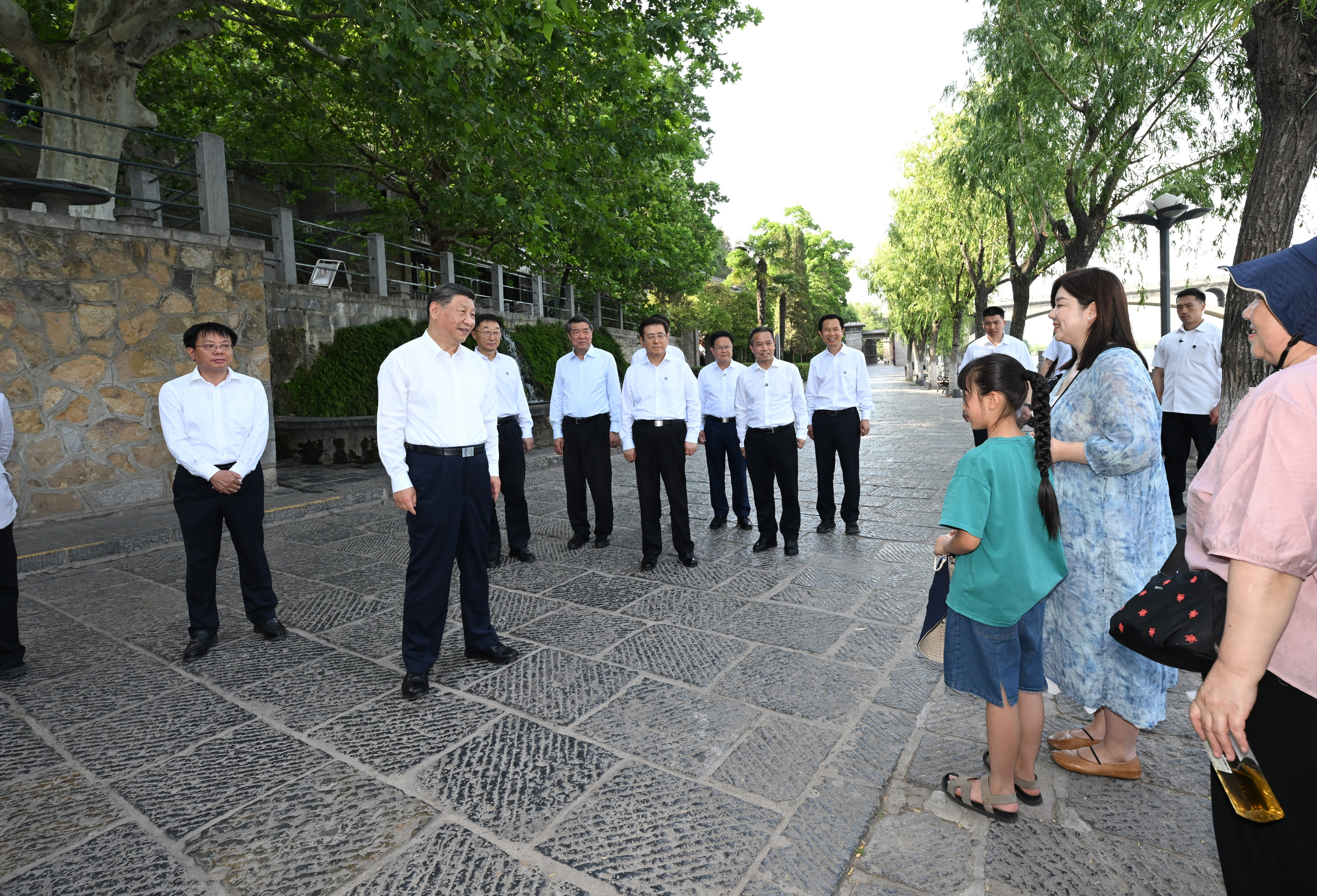 5月19日至20日，中共中央總書記、國(guó)家主席、中央軍委主席習(xí)近平在河南考察。這是19日下午，習(xí)近平在洛陽龍門石窟考察時(shí)，同游客親切交流。新華社記者 謝環(huán)馳 攝