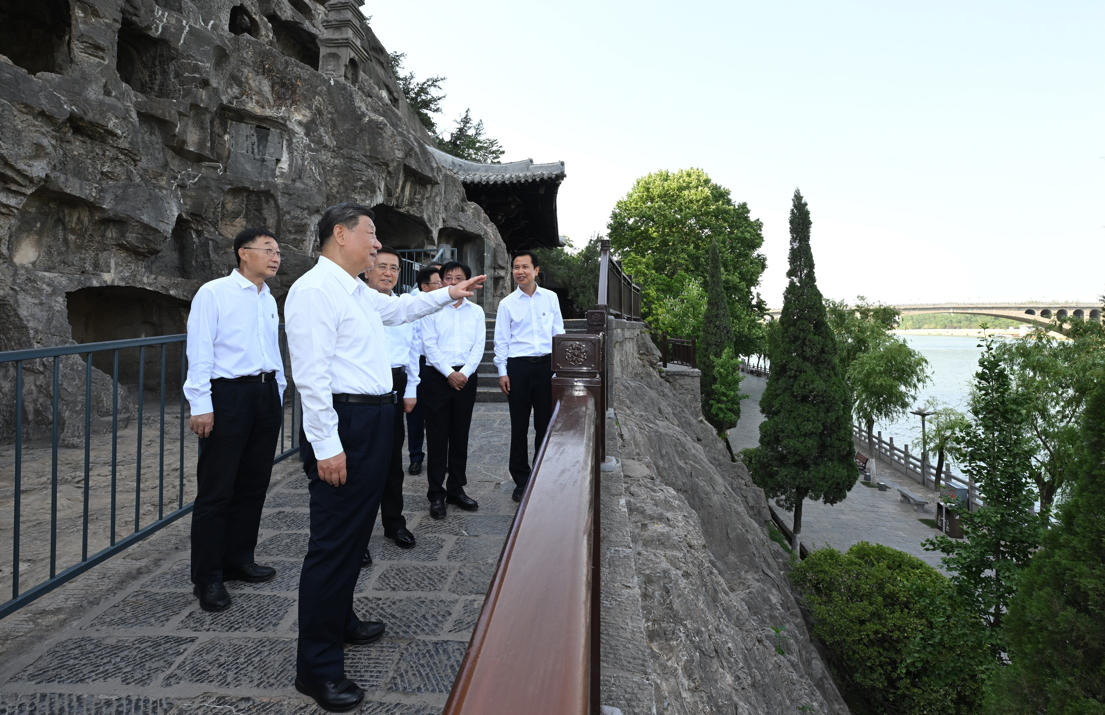 5月19日至20日，中共中央總書記、國(guó)家主席、中央軍委主席習(xí)近平在河南考察。這是19日下午，習(xí)近平在洛陽龍門石窟考察。新華社記者 謝環(huán)馳 攝
