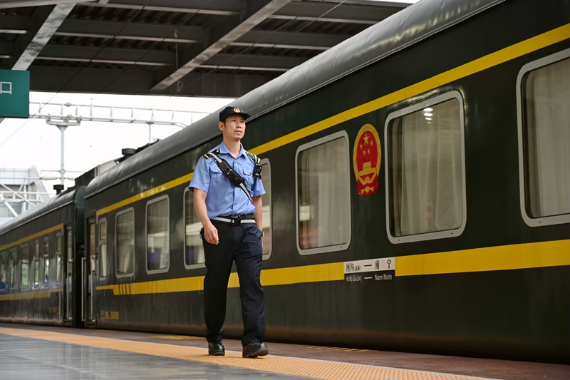 车辆乘务长在南宁站站台对中越国际旅客列车始发前进行一次例行检查作业。廖炳达 摄.jpg
