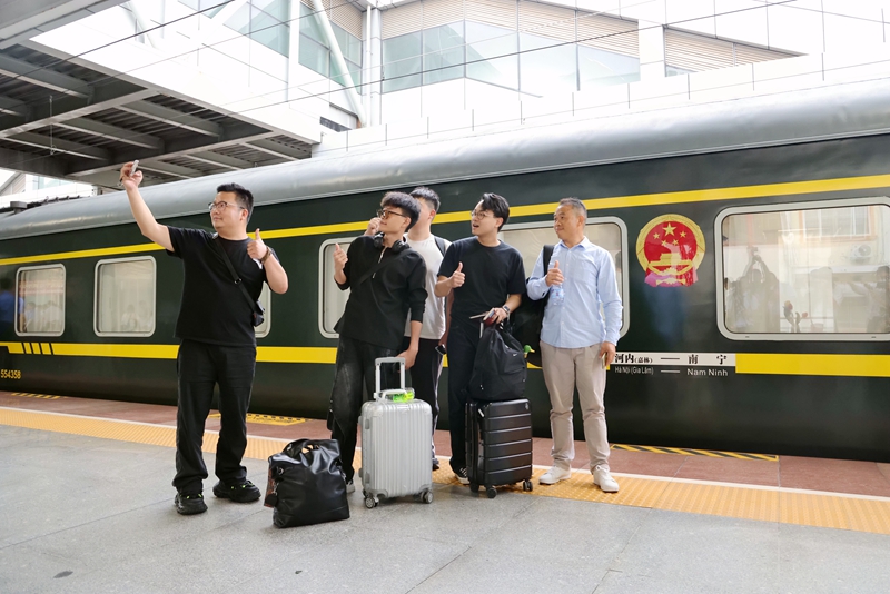 旅客与中越国际旅客列车合影。杨羡树摄