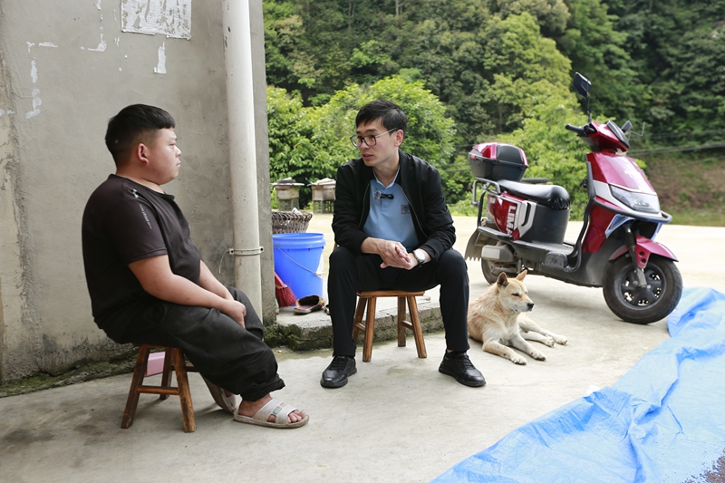 仇輝走訪村民。倪少環(huán)攝