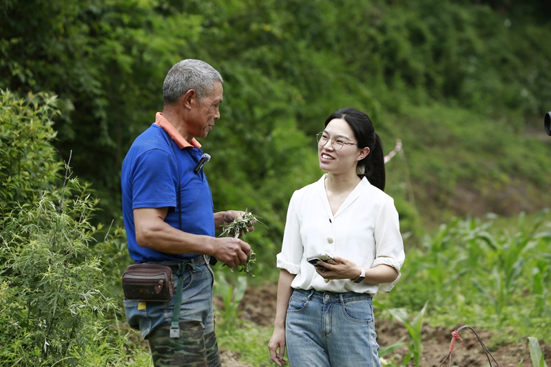 余調(diào)金與村民交談。倪少環(huán)攝