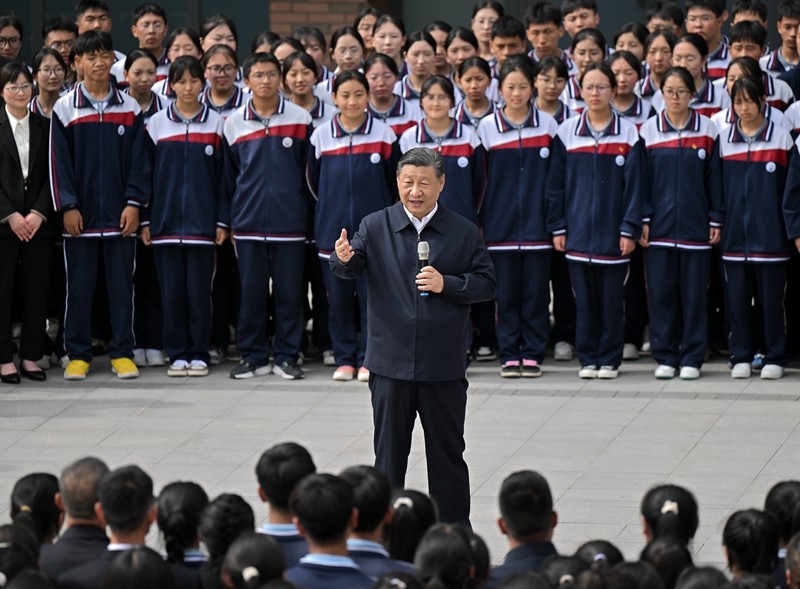 2024年6月18日，習近平總書記在青海果洛西寧民族中學考察時，同師生們親切交流。