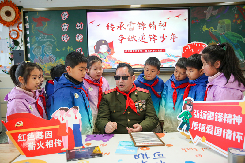 2025年3月3日，江蘇南通如皋市安定小學里，傷殘軍人許波銀在思政小課堂上向?qū)W生講述雷鋒故事。