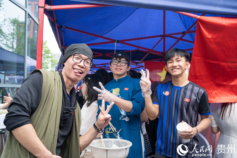 留學(xué)生參加國際美食嘉年華活動。人民網(wǎng) 陽茜攝