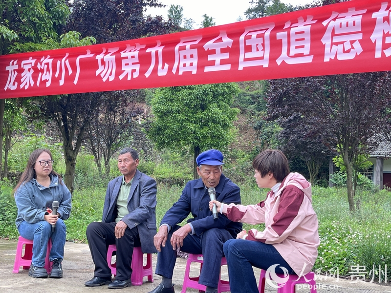 鄒廣陽、鄒廣周兩兄弟分享為烈士義務守墓的故事。人民網(wǎng) 陳潔泉攝.jpg