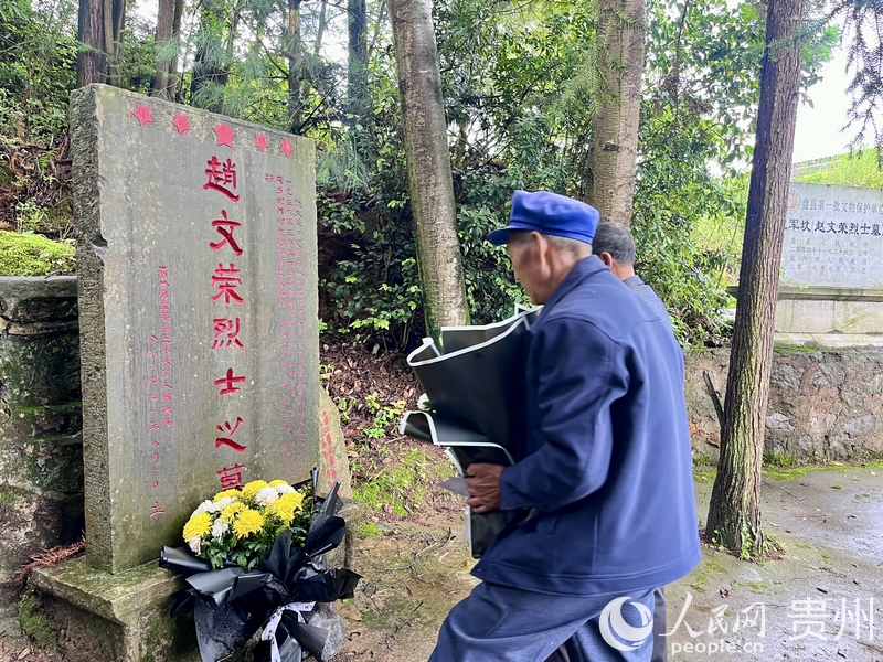 鄒廣陽、鄒廣周在趙文榮烈士墓前灑掃、獻花。人民網(wǎng) 陳潔泉攝.jpg