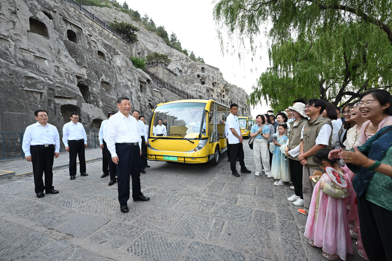 5月19日，習(xí)近平在洛陽(yáng)龍門石窟考察時(shí)，同游客親切交流。