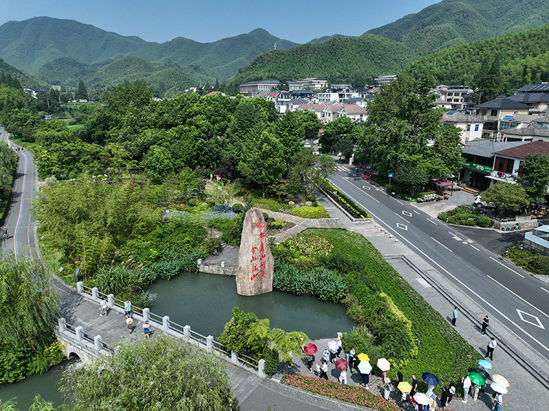 2023年8月11日，游客在浙江安吉余村參觀。