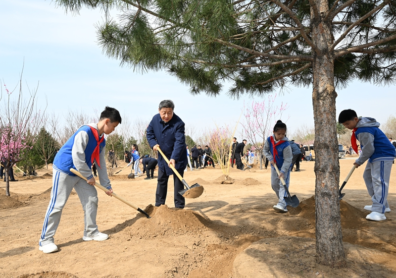 2025年4月3日，習(xí)近平總書記來到北京豐臺區(qū)永定河畔參加首都義務(wù)植樹活動。
