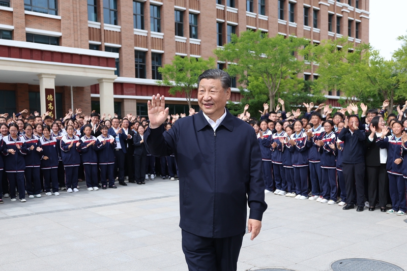 2024年6月18日，習(xí)近平總書記在青海果洛西寧民族中學(xué)考察時(shí)，向師生們揮手致意。