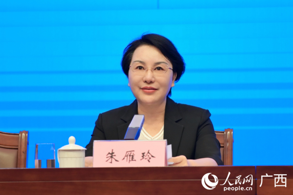 广西商务厅党组成员、副厅长朱雁玲介绍活动相关情况。人民网 雷琦竣摄