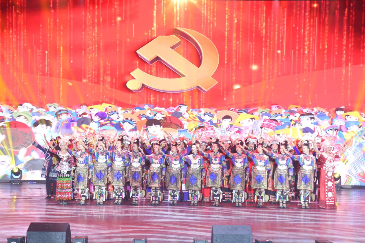 貴州民族大學(xué)舉辦”奮斗百年路?啟航新征程“藝術(shù)黨課。貴州民族大學(xué)供圖.png