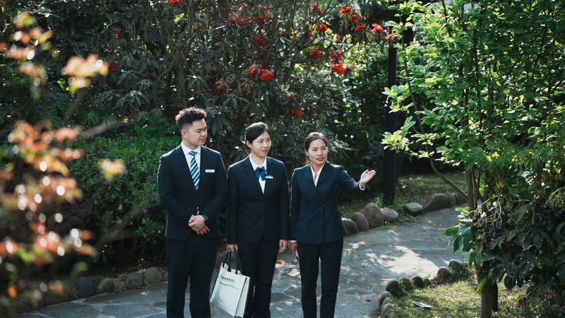 郵儲(chǔ)銀行工作人員在花舍鍶鋰溫泉酒店了解經(jīng)營情況。郵儲(chǔ)銀行貴州省分行供圖.jpg