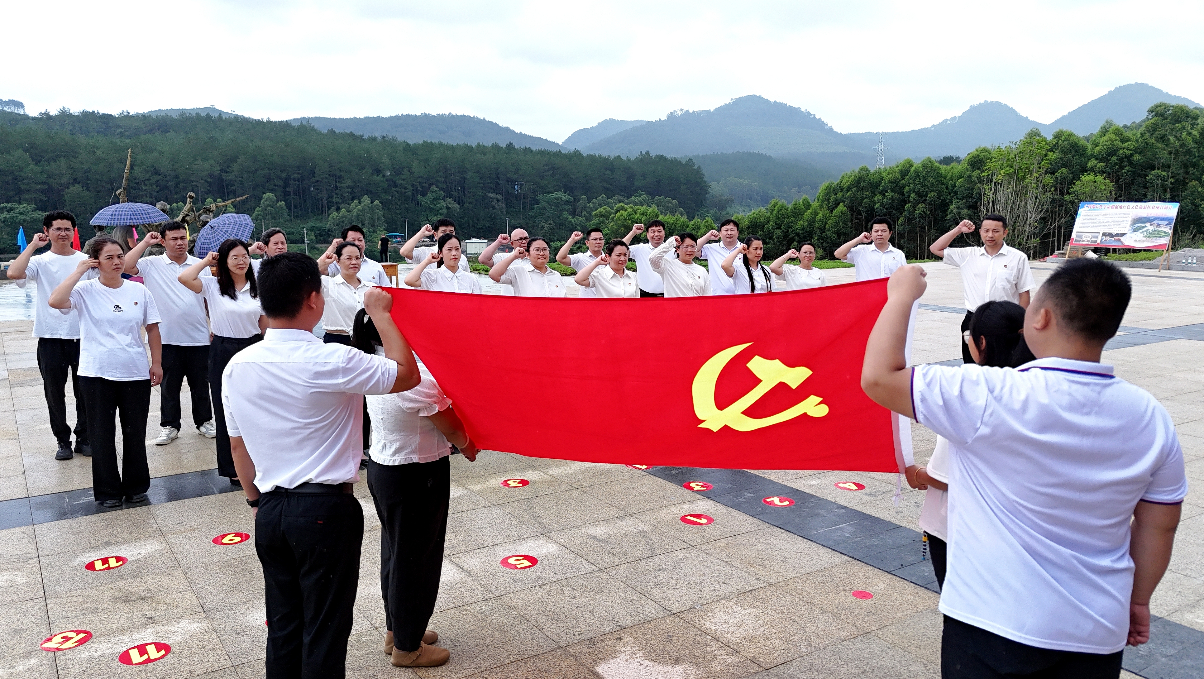 2025年7月1日，廣西都宜忻人民解放總隊(duì)紀(jì)念館前，黨員面向黨旗重溫入黨誓詞。
