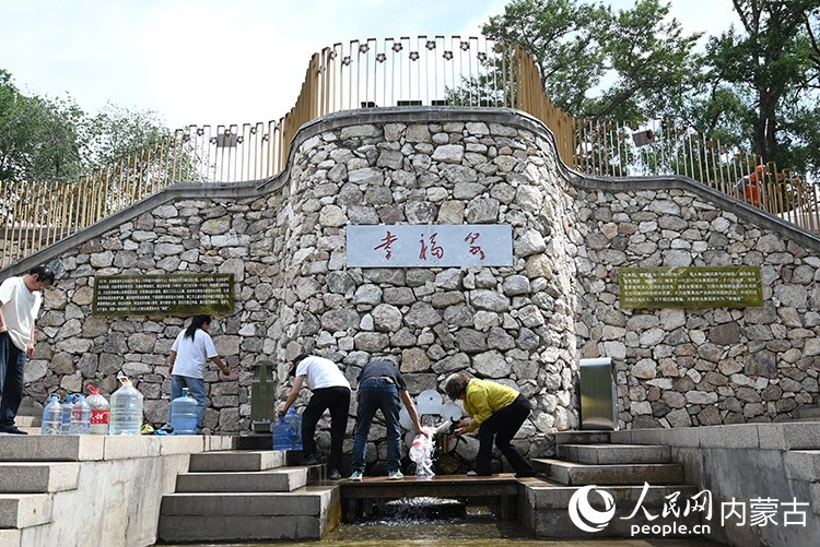 村民和游客來(lái)到東烏素圖“幸福泉”打泉水。人民網(wǎng)記者 劉藝琳攝