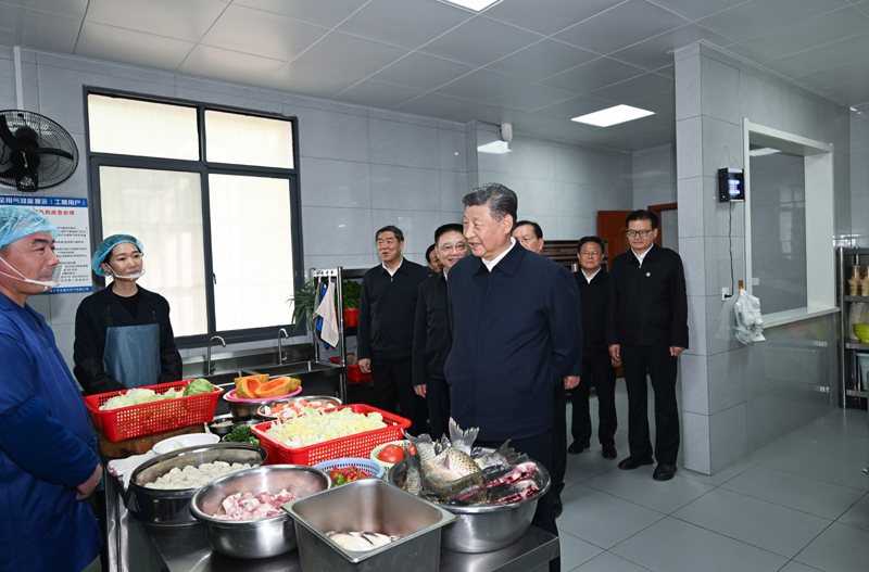 2024年11月5日，習近平總書記在湖北咸寧市嘉魚縣潘家灣鎮(zhèn)四邑村養(yǎng)老服務驛站食堂考察。