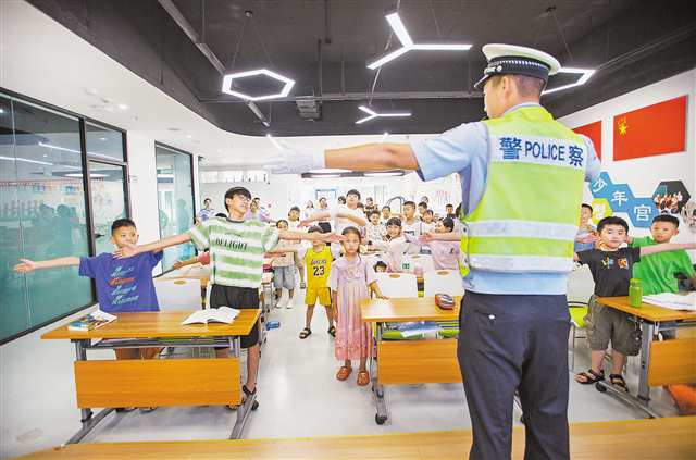 7月14日，九龍坡區(qū)白市驛黨群服務(wù)中心，交警正在為托管班的孩子上安全課。記者 尹詩(shī)語(yǔ) 攝/視覺(jué)重慶