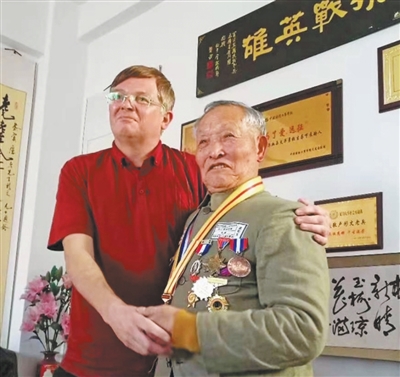 作者和盧彩文老人合影。作者供圖