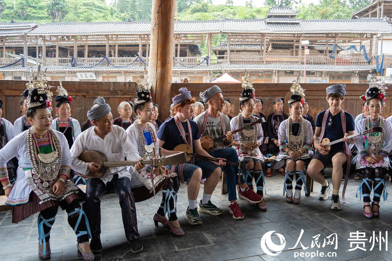 欧洲音乐人在小黄侗寨跟唱侗歌。人民网 阳茜摄
