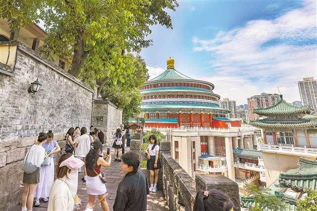 　七月七日，渝中區(qū)馬鞍山傳統(tǒng)風(fēng)貌區(qū)，不少市民、游客前來拍照打卡。記者 尹詩語 攝\視覺重慶