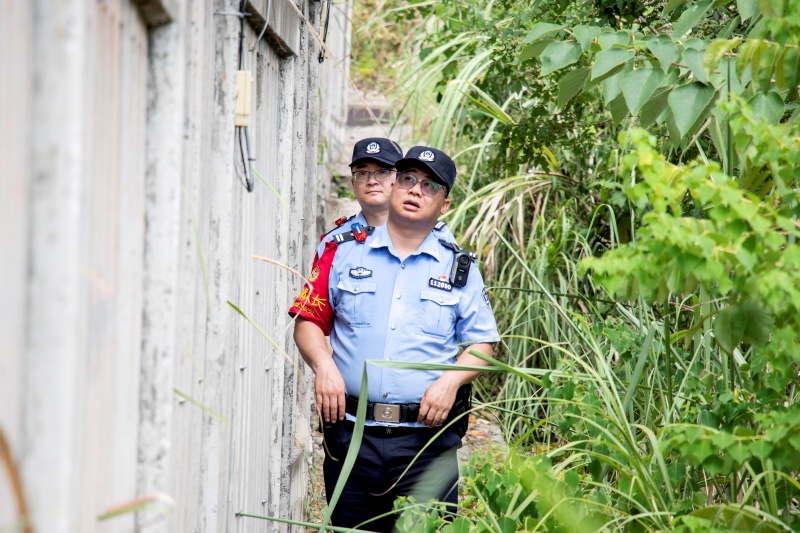 7月22日，在鄭渝高鐵巫山段，向偉與同事對轄區(qū)鐵路柵欄封閉情況進(jìn)行檢查。胡勇攝