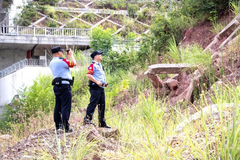 7月22日，在鄭渝高鐵巫山段，向偉與同事對轄區(qū)重點防汛部位進(jìn)行巡查。胡勇攝