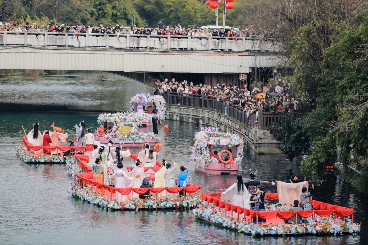 花溪公園水上巡游演藝。貴陽(yáng)花溪旅游文化開發(fā)有限公司供圖