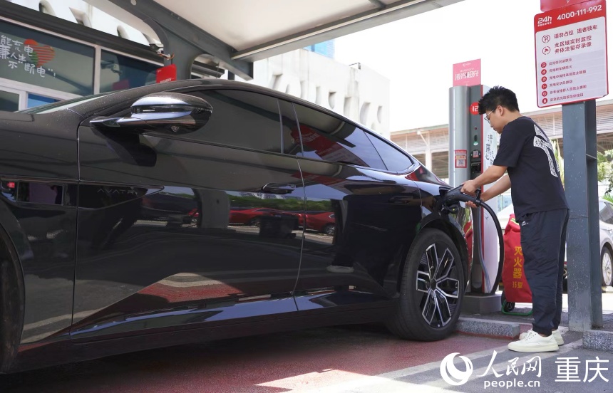 新能源汽車車主在重慶捷充財(cái)富園超充站使用液態(tài)超充樁。人民網(wǎng)記者 劉祎攝