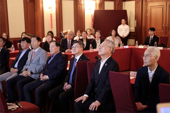 圖為與會人員共同觀看介紹中國人民抗日戰(zhàn)爭的影片。中國駐釜山總領(lǐng)事館供圖