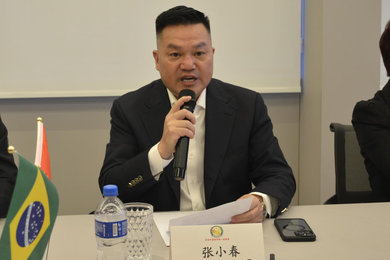 當(dāng)?shù)貢r間8月15日，紀(jì)念中國人民抗日戰(zhàn)爭暨世界反法西斯戰(zhàn)爭勝利80周年座談會在巴西中國和平統(tǒng)一促進(jìn)會會館舉行。圖為巴西中國和平統(tǒng)一促進(jìn)會會長張小春致歡迎詞。 陳妤汎攝