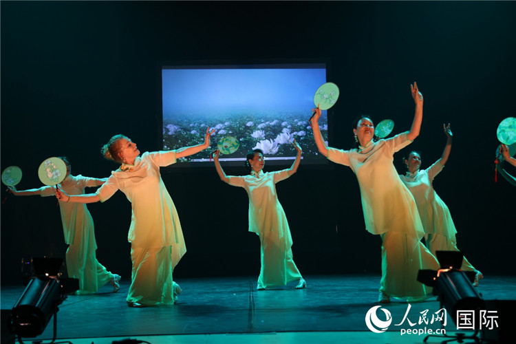 中西藝術(shù)家共同表演舞蹈《茉莉花》。人民網(wǎng)記者 許海林?jǐn)z