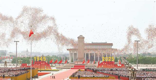 九月三日，紀(jì)念中國人民抗日戰(zhàn)爭暨世界反法西斯戰(zhàn)爭勝利八十周年大會在北京隆重舉行。這是紀(jì)念大會現(xiàn)場放飛和平鴿和氣球。新華社記者 姚大偉 攝