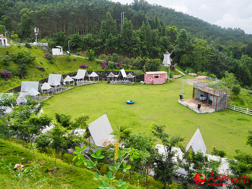 芒岗移民村中的露营基地。人民网-王娴摄