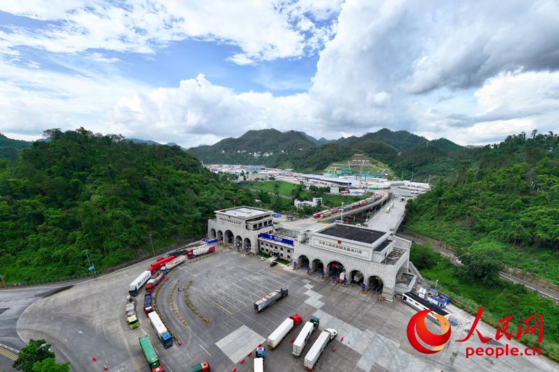 友誼關(guān)口岸出入境車輛往來不絕。人民網(wǎng) 雷琦竣攝