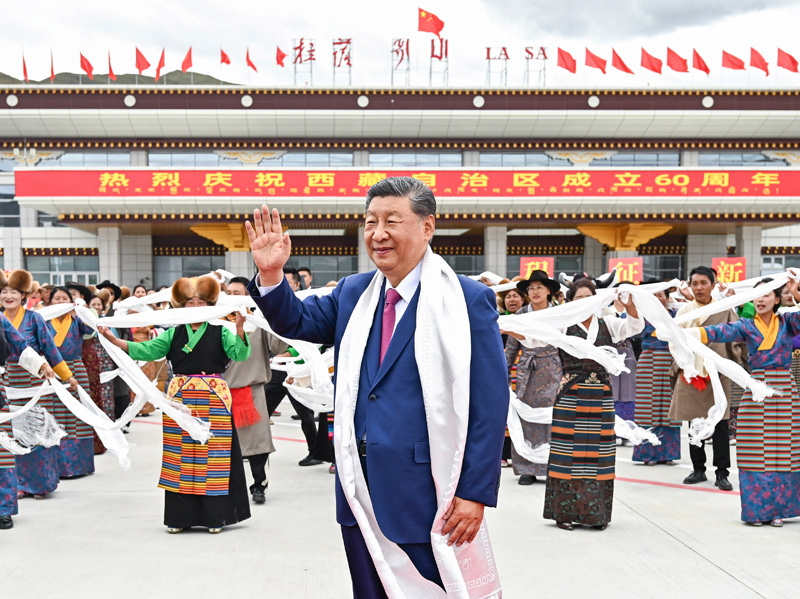 2025年8月20日中午，中共中央總書記、國家主席、中央軍委主席習(xí)近平率中央代表團乘專機抵達拉薩，出席西藏自治區(qū)成立60周年慶?；顒?。這是習(xí)近平向歡迎群眾揮手致意。新華社記者 燕雁 攝