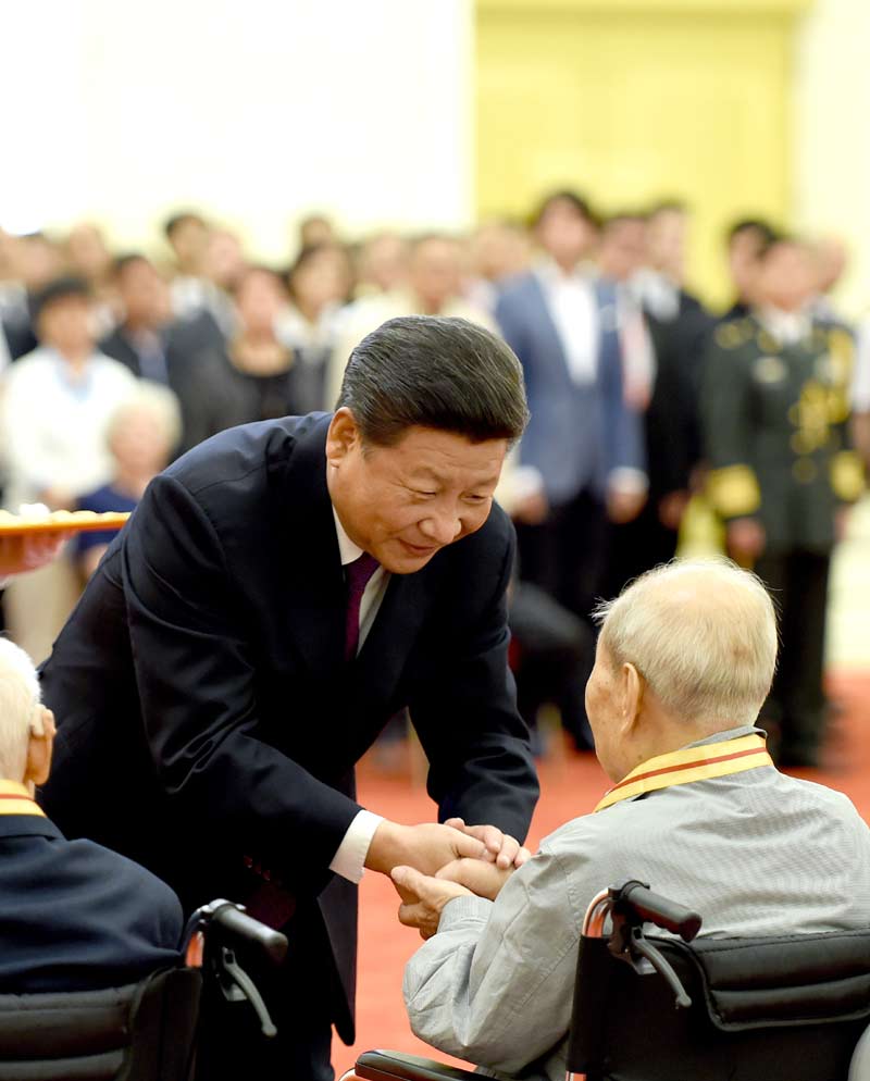 2015年9月2日，習(xí)近平在北京人民大會堂向30名抗戰(zhàn)老戰(zhàn)士老同志、抗戰(zhàn)將領(lǐng)、幫助和支持中國抗戰(zhàn)的國際友人或其遺屬代表頒發(fā)中國人民抗日戰(zhàn)爭勝利70周年紀(jì)念章。