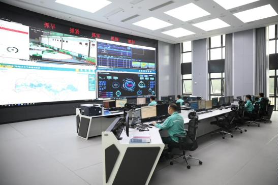 2025年6月，國網(wǎng)安康水電廠值班人員在新建成的調(diào)度控制中心工作【攝 崔航】